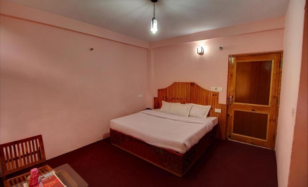 Hotel Kingston Manāli Екстериор снимка